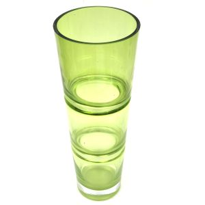 Grande vaso em cristal na cor verde, corpo cõnico com listras horizontais. Alt.: 40 cm.