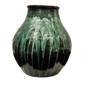 Grande vaso em cerâmica globular na cor preta com esmaltagem em `tinta escorrida` na cor verde sobre fundo preto. Alt.: 31,5 cm.