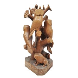 ARTE POPULAR - ADÃO DE LOURDES  (Mariana MG, 1945). Grupo escultórico em madeira com corujas pousadas sobre galhos, com sapo e onça na base , assinado Adão. Med.: 83 x 35 cm.