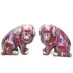Par de esculturas em porcelana chinesa "flambeé" ou sangue de boi com manchas em púrpura, representando grandes carneiros. Período QianLong (1736 - 1795), séc. XVIII. (Restauro na pata traseira de um carneiro). Med.: 25 x 22 cm.