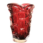 Vaso em sólido e grosso vidro artístico de Murano na cor vermelha, corpo no modelo cactus, bulicante. Anos 50. . Alt.: 28 cm.