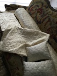 5 peças: rôlo  com laçarote , 2 capas de travesseiros , 2 almofadinhas , usados ,bom estado , 5 fotos.