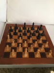 Jôgo de xadrez,tabuleiro med: 0,50 x0,50 cm ,peças em madeira ,5 fotos.