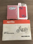 Manual do proprietário Motocicleta Aprilia Red Rose, original, dois baralhos de cartas completos Conrad Casino Punta del Este (Aristocrat) e Barra Bingo Rio de Janeiro (Copag)
