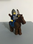 Lego figura medieval com cavalo, capacete e arco.