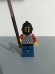 Lego figura medieval com machado e capacete.