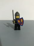 Lego figura medieval com escudo, capacete e espada.