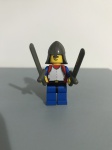 Lego figura medieval com capacete e duas espadas.