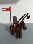 Lego figura medieval com cavalo, capacete, bandeira, lança e machado