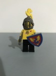 Lego figura com escudo, espada e capacete.