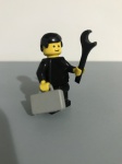 Lego figura com maleta e chave de boca.