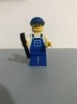 Lego figura com boné e martelo