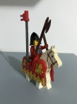 Lego figura medieval com cavalo, capacete, bandeira, lança e machado.