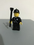 Lego figura com chapéu e cacetete.