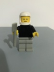 Lego figura com capacete e machadinho
