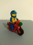 Lego motocicleta com figura e capacete com viseira móvel.