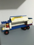 Lego caminhão com figura de chapéu, portas basculantes laterais. 18,0cm