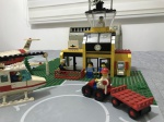 Lego 6392, ano 1985, com 7 figuras diversas, helicóptero, carrinho de bagagem com reboque, pista, janelas e portas basculantes, torre comando, avião faltando trem de pouso e uma figura. Acompanha caixa.