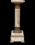 Coluna em ônix branco e bronze. Altura 97 cm, base superior da coluna, largura 32 cm. , profundidade 32 cm. , França seculo XIX.