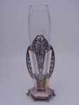 Grande vaso em metal W.M.F. com recipiente em cristal lapidado.  Altura 48 cm.