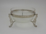 Centro de mesa em metal com banho de prata e cristal. Altura 14  cm, diâmetro 20  cm.