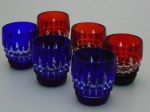 Seis copos em cristal lapidados para licor nas cores azul e rubi. Altura 5 cm