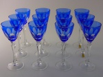 Doze taças em cristal lapidados na cor azul. Altura 22  cm.