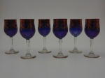 Seis taças em cristal veneciano para vinho na cor azul e ouro. Altura 17 cm.