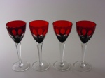 Quatro taças de cristal lapidado na cor rubi para vinho, altura  22 cm.
