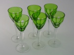 Seis taças de cristal lapidado para vinho na cor verde. Altura  22  cm.