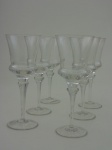 Seis taças para vinho branco em cristal lapidado. Altura 16,5 cm.