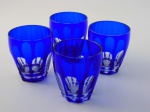 Quatro copos de cristal lapidado na cor azul. Altura 9 cm.