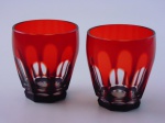 Par de copos de cristal facetado na cor rubi, altura 8 cm.
