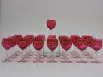 28 taças em cristal Saint Loius Francês na cor rubi com decoração em ouro, altura 13  cm.