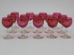 12 taças de cristal Saint Louis francês, na cor rubi com decoração em ouro, altura 12,5  cm.