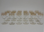 Dezoito taças de cristal Saint Louis  francesa ,com decoração a ouro, altura 12,5 cm.