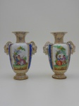 Par de vasos em porcelana Alemã manufatura Dresdeen . Altura 27 cm, largura 20 cm.