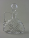 Garrafa ou licoreira em cristal lapidado, altura 26 cm, largura 19 cm.