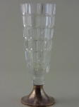 Vaso cristal lapidado com pé em metal prateado.  Altura 22 cm, largura 8 cm.