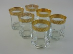 Seis copos em cristal com decoração em ouro. Altura 10 cm.