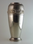 Vaso em metal prateado, altura 50 cm, decoração em relevo.