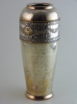 Vaso em metal prateado Oriom, altura 32 cm, decoração  em relevo. Pequeno amassado lateral.
