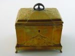 Caixa porta joias em metal dourado, decoração em relevo. Altura 12 cm, comprimento 14 cm, profundidade 10 cm.