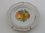 Prato de parede  com borda calada, diâmetro 17 cm.