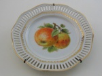 Prato de parede com borda calada. Diâmetro 17 cm.