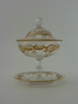 Bomboneira com tampa em cristal Saint Louis com decoração a ouro, altura 22 cm, largura 17 cm.