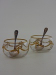 Par de saleiros  em cristal  Saint Louis, franceses com gravação a ouro, altura 3 cm, diâmetro 5 cm. Acompanha colheres.