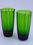 Dois copos em cristal na cor verde. Altura 14,5 cm.