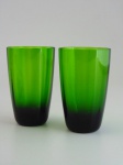 Dois  copos de cristal na cor verde. Altura 12 cm.
