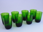 Oito copos de cristal canelado  na cor verde, altura  8 cm.